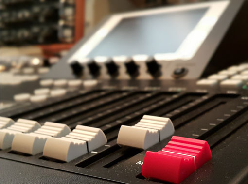 與各個知名音響公司組成戰略聯盟